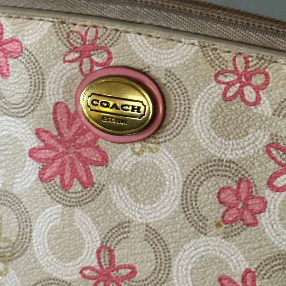 VGUC Coach cosmetic or makeup bagfrom the Daisy Signature Floral collection. - Picture 4 of 7